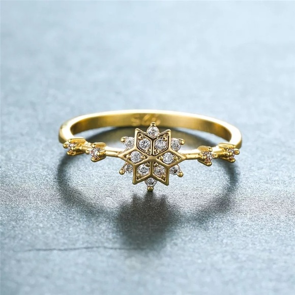 White Crystal Stone Zircon Thin Snowflake Ring - Picture 5 of 9